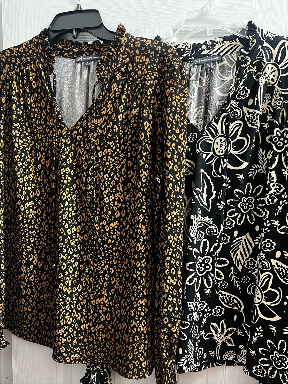 Adrianna Papell Black / Tan Leopard Print
Black /White flower V-Neck Blouses